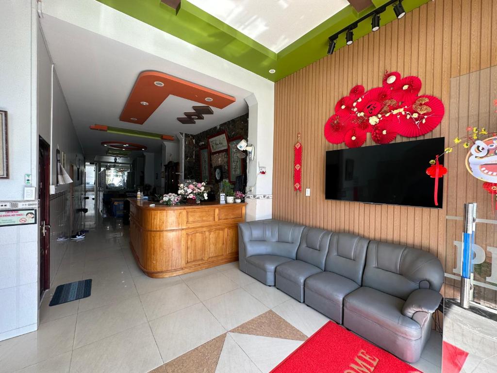 Ấp Bình HưngNhà Nghỉ Phố Biển Phan Thiết的带沙发和平面电视的客厅