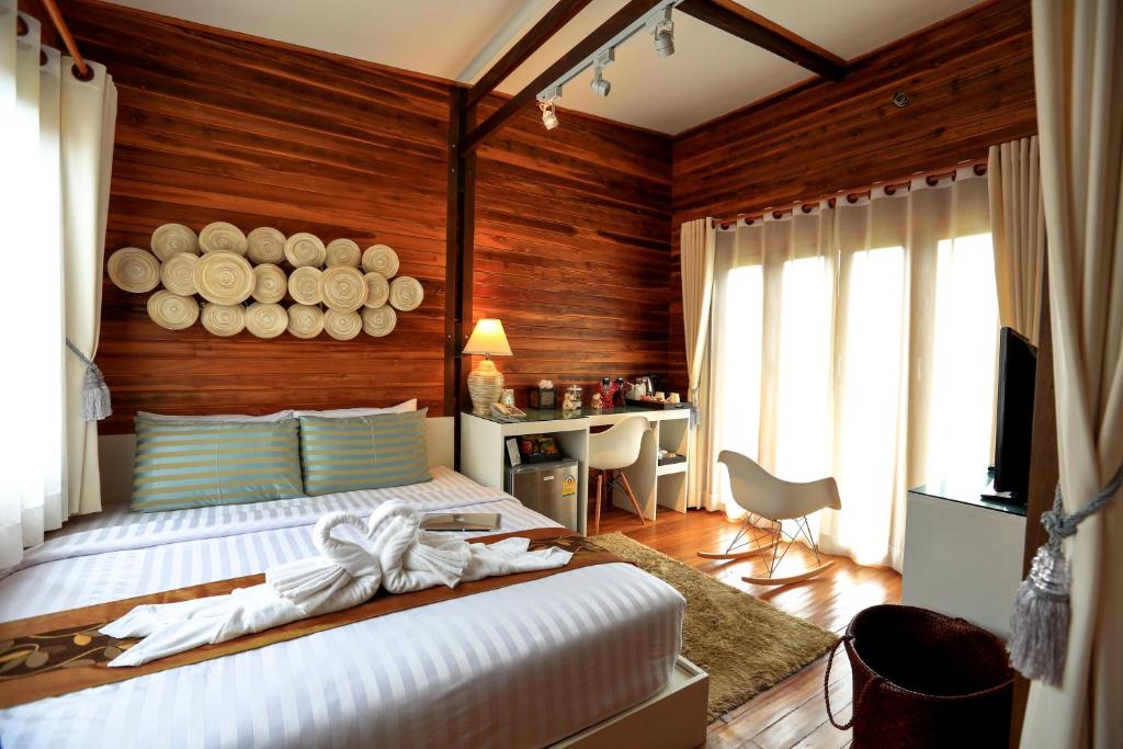 奥南海滩The Cottage Aonang的一间卧室配有一张木墙床