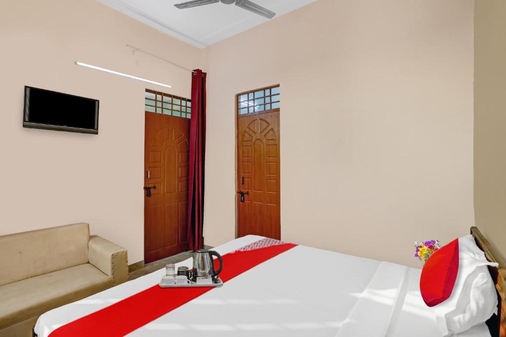 加济阿巴德Flagship Sweet Homes的卧室配有床、电视和门