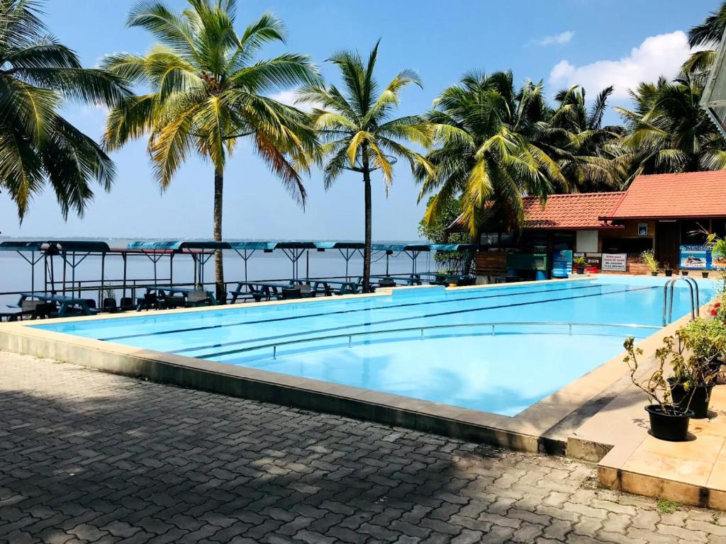 卡图纳耶克New Saniro Lagoon Deck的一座棕榈树和海洋游泳池