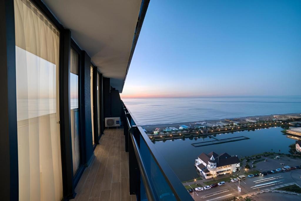 巴统Orbi City Batumi Hotel View的海景客房