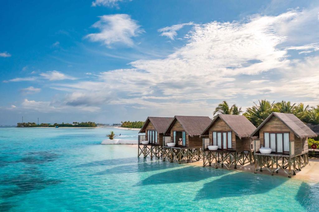 南马累环礁OZEN LIFE MAADHOO - Luxury All Inclusive的水中岛上一排水上洋房