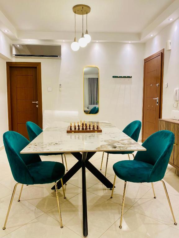 塞萨洛尼基Orion White Tower Apartment的用餐室,配有桌椅上的棋盘