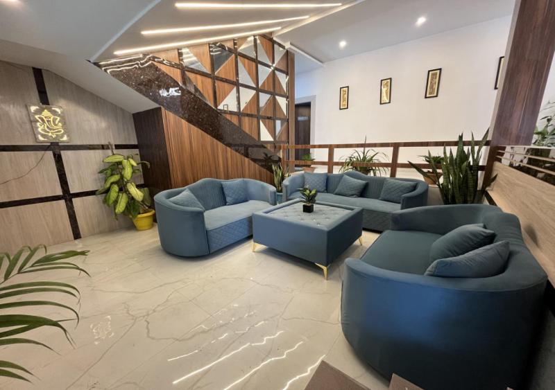 焦尔哈德D Royal Palm的客厅设有蓝色的沙发和楼梯。