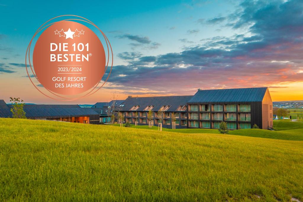 多瑙艾辛根Der Öschberghof Golf Resort des Jahres 2024的前面有草地的建筑