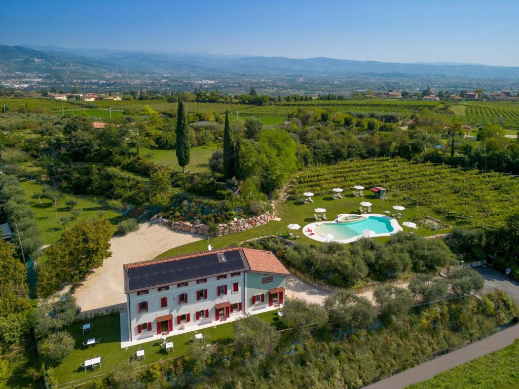 帕斯特伦戈Residenza Vesentini的享有带游泳池的别墅的空中景致