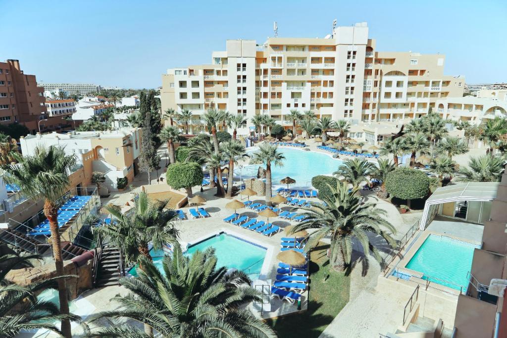 滨海罗克塔斯ALEGRIA Fenix Family的享有酒店空中景色,设有游泳池和棕榈树