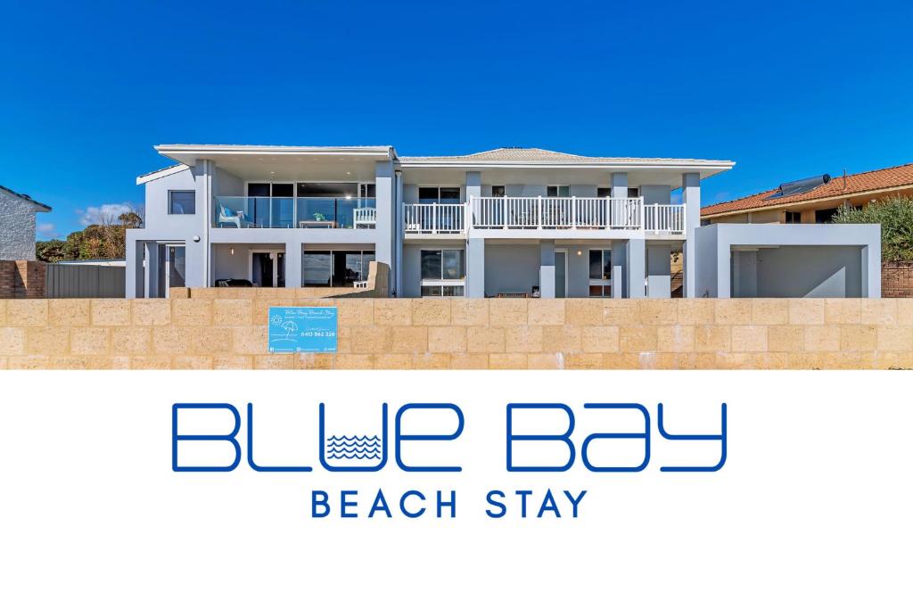 曼哲拉曼杜拉蓝色海湾酒店的蓝色海湾海滨住宿公寓 - 带蓝色海湾海滩住宿标志