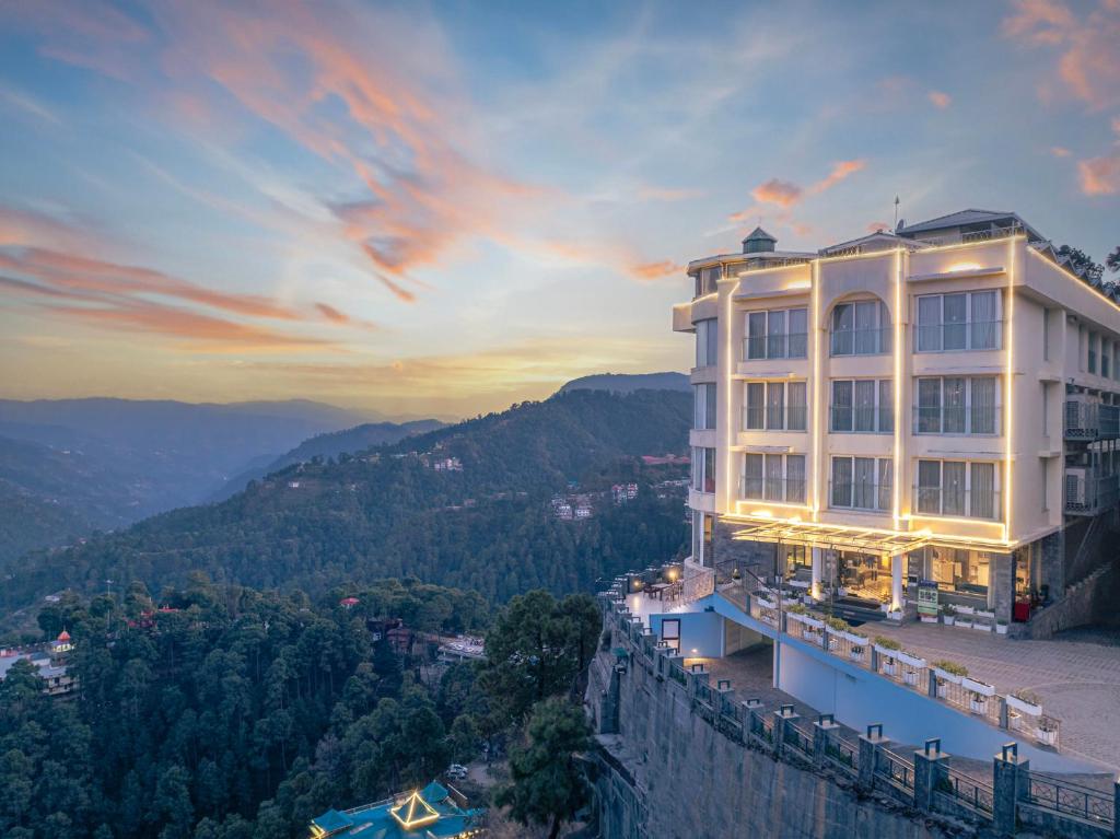 西姆拉Echor Shimla Hotel - The Zion的落日时,山边的建筑