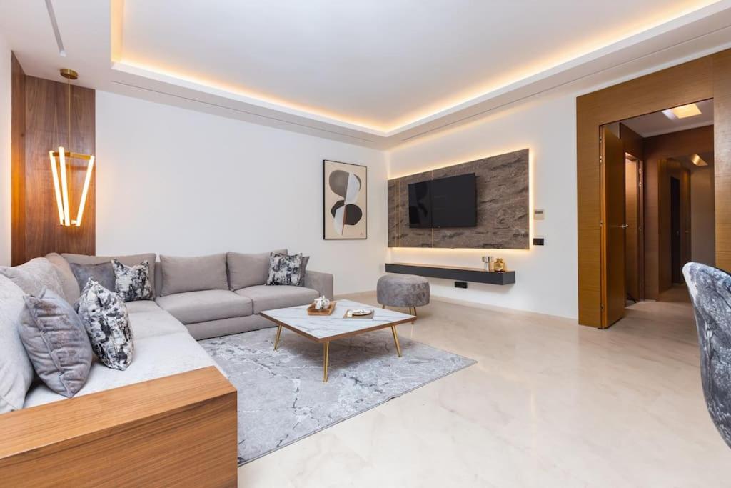 拉巴特Aristocratic Abode: Luxurious 2BR Flat in Agdal的带沙发和电视的客厅