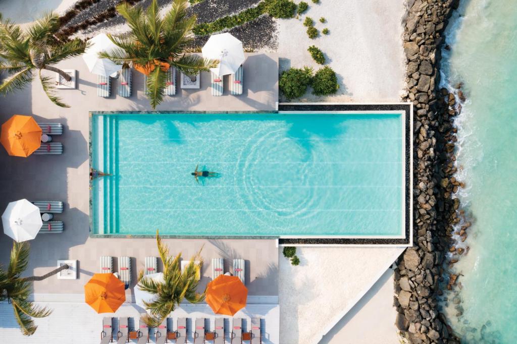 马累OBLU SELECT Lobigili - Premium All-Inclusive with Free Transfers的海滩上游泳池的顶部景色
