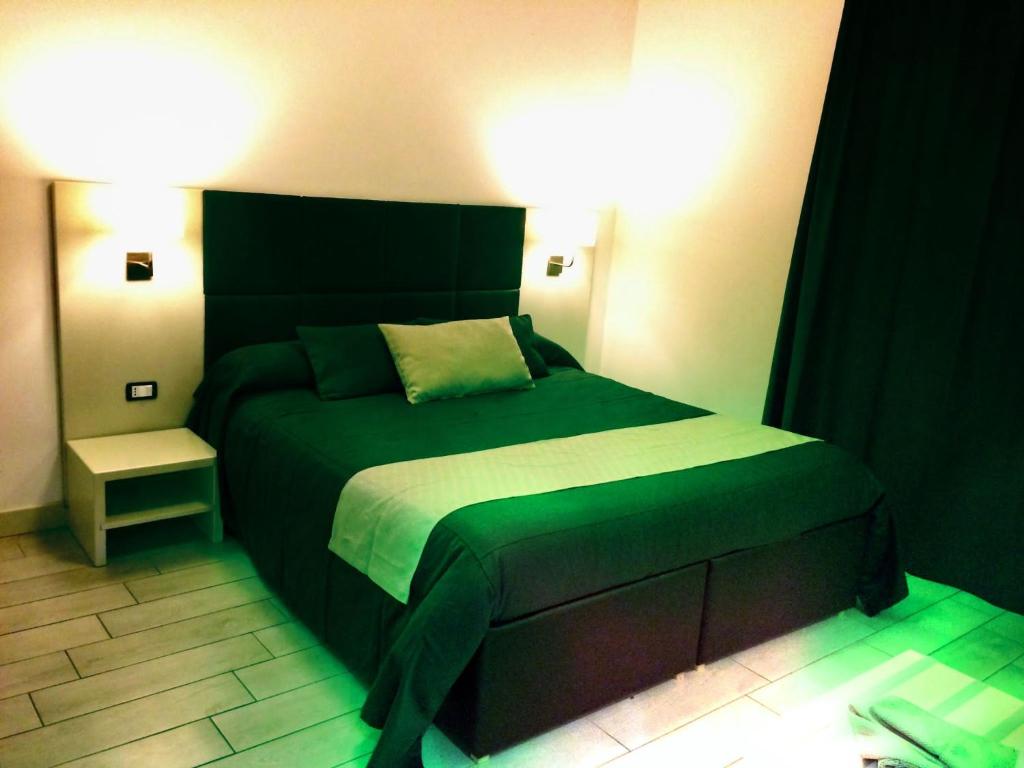 马里纳斯基亚沃尼亚Zarathustra的一间位于客房内的带绿床的卧室