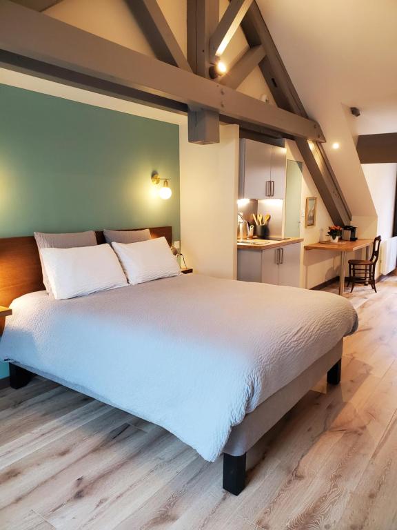 Monestier-de-ClermontLes 7 Frères的一间卧室,卧室内配有一张大床