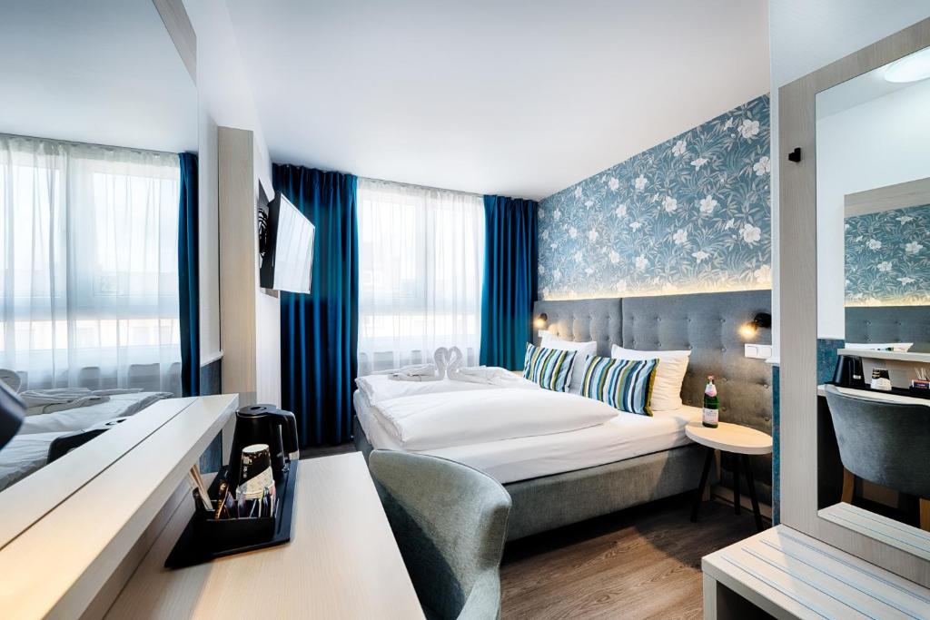 多特蒙德家园酒店的配有一张床和一张书桌的酒店客房