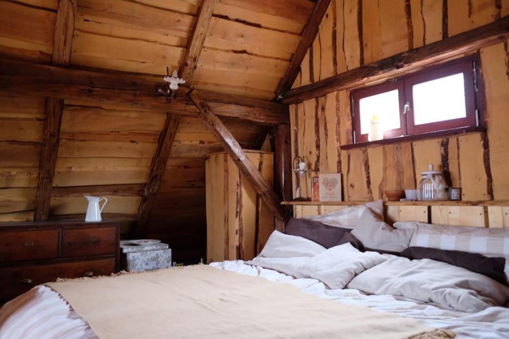 VranskoWooden love nest的木制客房内的一间卧室,配有一张床