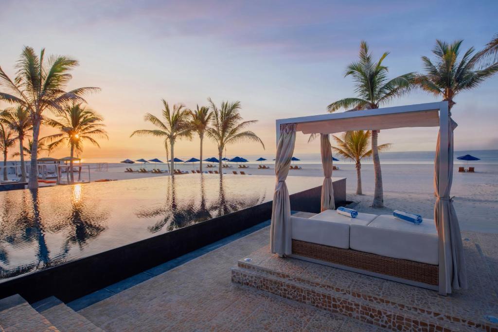 塞拉莱塞拉莱奥巴丽安纳塔拉度假酒店的棕榈树海滩上的天蓬床