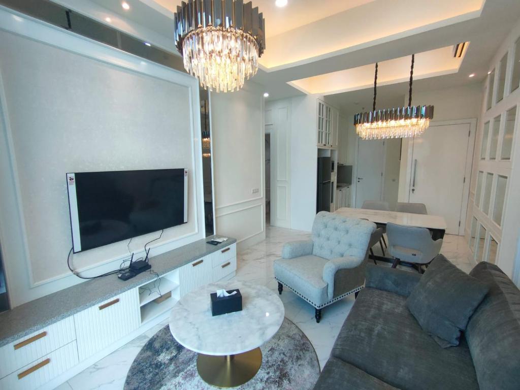 super penthouse stmoritz apartment, lippomall puri indah的休息区