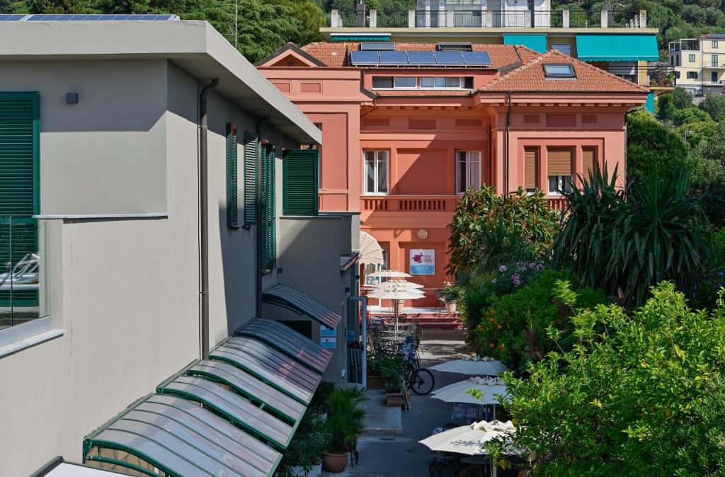圣巴特罗摩艾美尔黛勒洛斯酒店的公寓的阳台在大楼的一侧设有长凳