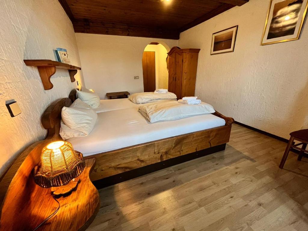 HohenfurchHotel Negele的一间卧室配有一张床和一盏灯