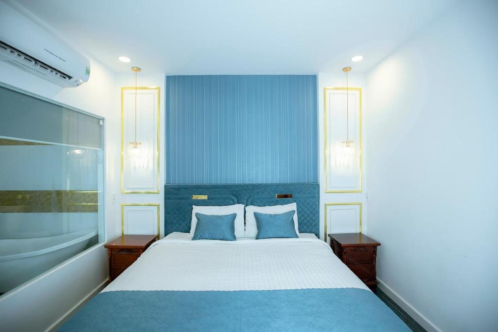 金瓯khách sạn Quốc Tế的一间卧室设有一张大床和一个浴缸