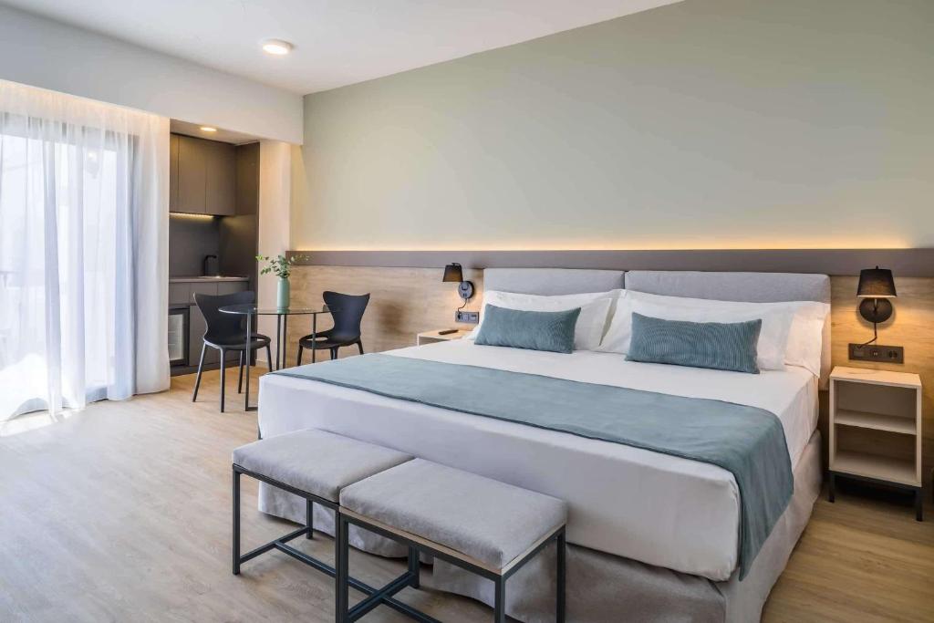 马贝拉Occidental Puerto Banús的酒店客房设有一张大床和一张桌子。