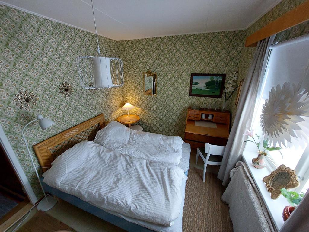 帕亚拉Private Room in Pink House的一间小卧室,配有一张床和一张书桌