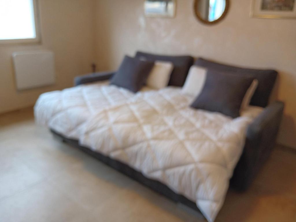 希尔蒂盖姆Superbe T1 - 10 min centre的卧室配有带蓝色枕头的大型白色床