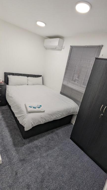 依尔福Cosy Rooms的一间卧室,卧室内配有一张大床