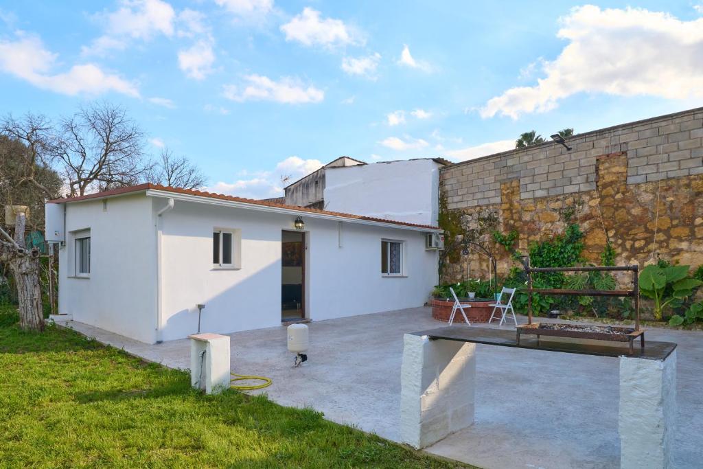 科尔多瓦Villa verde的白色的房子,设有砖墙和庭院