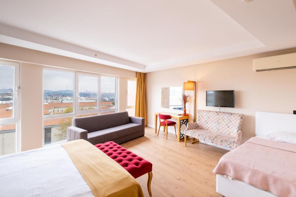 伊斯坦布尔Suite Rooms By Vvrr的酒店客房,配有床和沙发