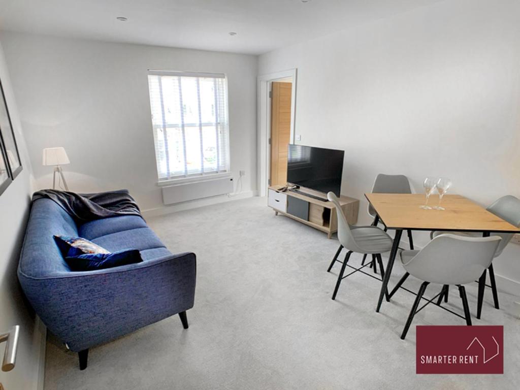 伊顿Eton, Windsor - 1 Bedroom First Floor Apartment - With Parking的客厅配有蓝色的沙发和桌子