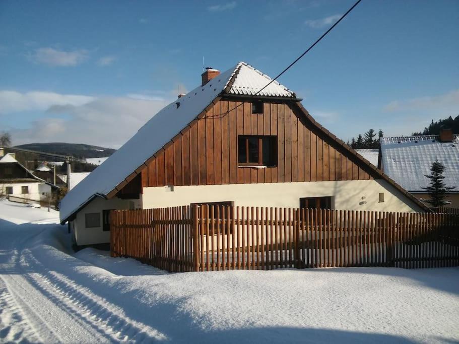 SněžnéChalupa na Vysočině的雪中带围栏的木屋