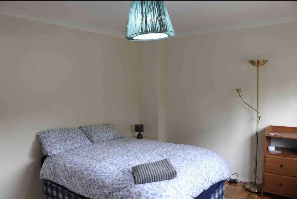 KenleyWellesley, Central London Living in peaceful Suburb的一间卧室配有一张带枕头的床