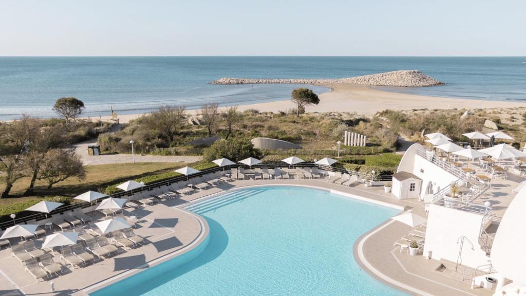 拉格朗德默特Hôtel Les Corallines – Thalasso & Spa的享有度假胜地的空中景致,设有游泳池和海滩