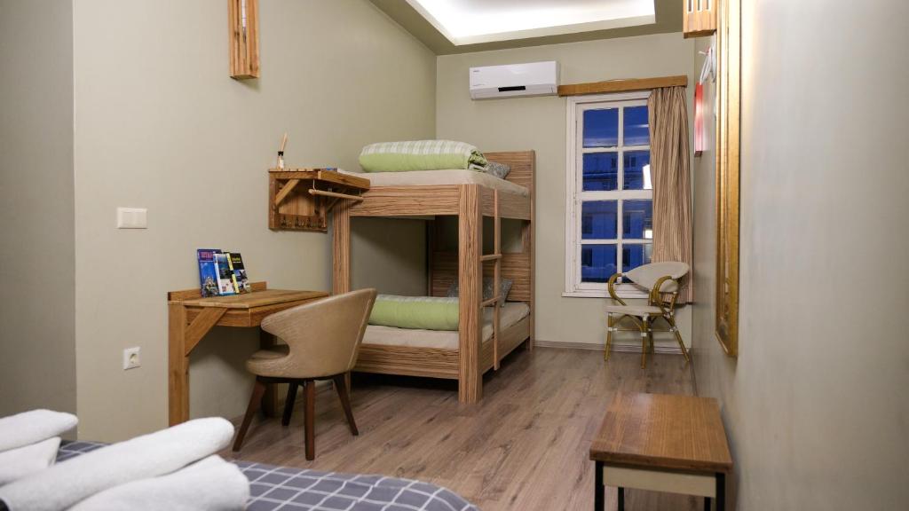 伊斯坦布尔第二个家酒店的小房间设有双层床和书桌