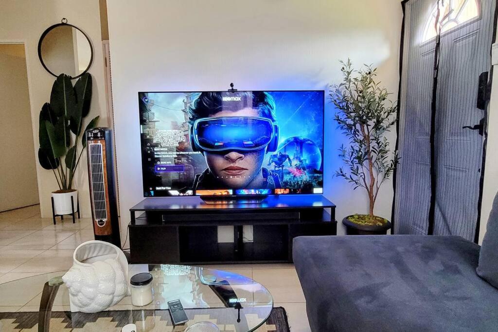 波特莫尔Gated Cozy Urban Luxe Retreat的客厅配有带虚拟现实耳机的大电视