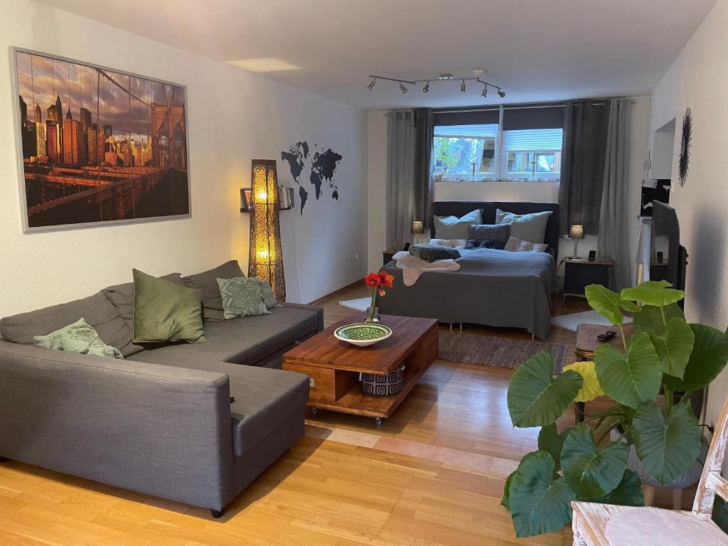 科隆Modernes Appartement im Grünen的客厅配有沙发和1张床