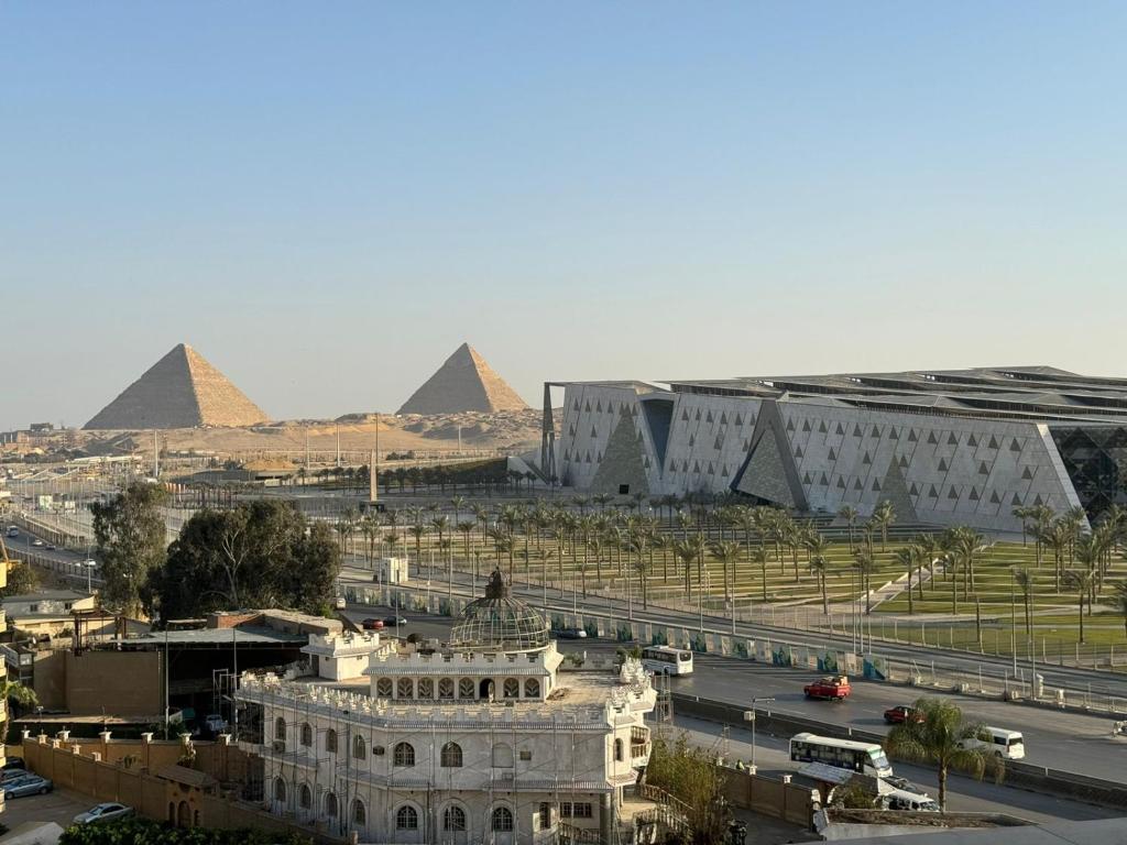 GizaMuseum comfort view Giza ' pyramids的金字塔背景建筑的景色