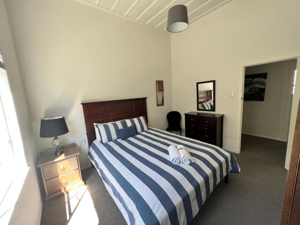 奥克兰Eden Park House Auckland的一间卧室配有一张床,上面有两条毛巾