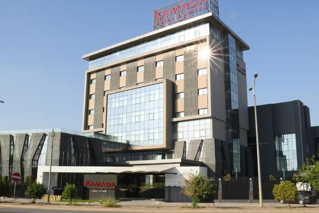 埃尔比勒Ramada Hotel & Suites by Wyndham Erbil 32 Park的上面有标志的建筑