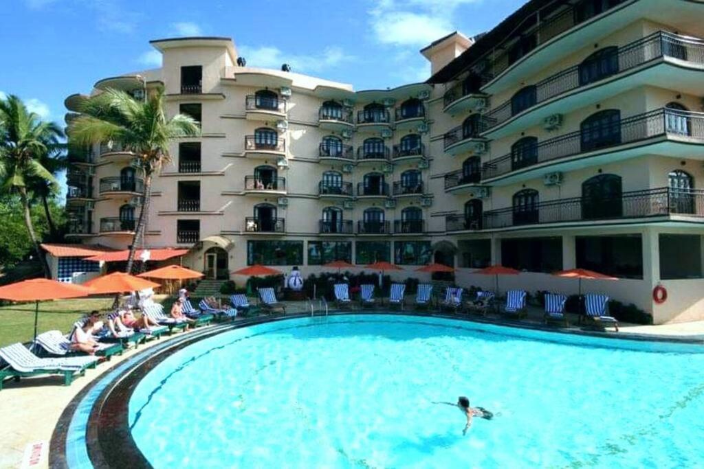 巴加Blue Flamingo Goa Apartment-Casa-Baga的酒店前的游泳池