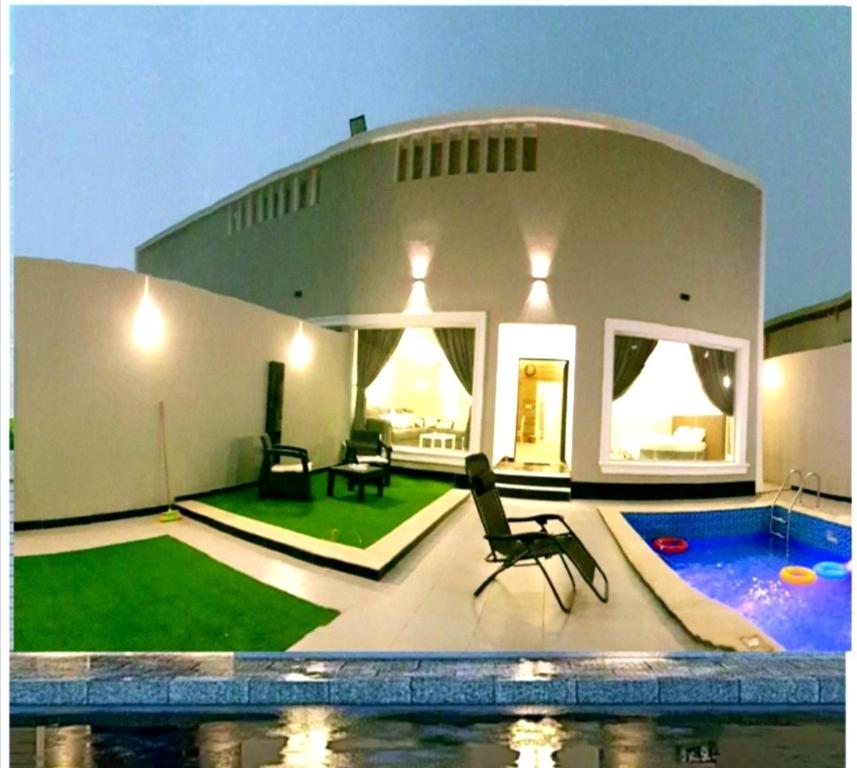 Al ‘Awājīyahشاليهات z5 الفندقية的一座带游泳池和房子的房子