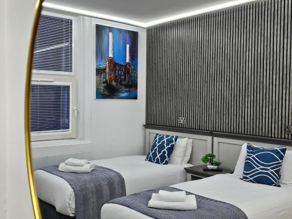 伦敦伦敦住宿 - 伦敦桥公寓酒店的酒店客房设有两张床和窗户。