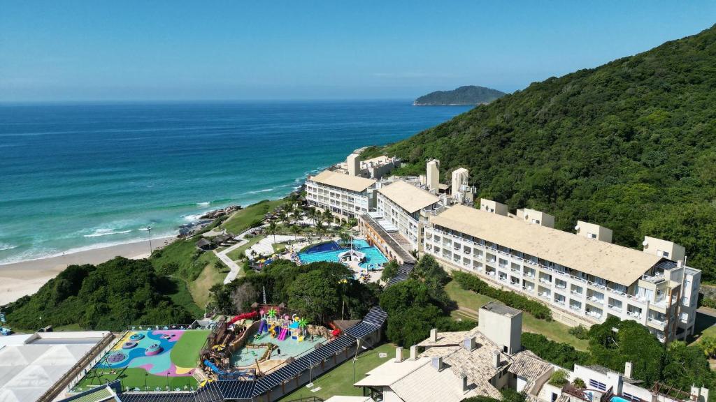 弗洛里亚诺波利斯Costao do Santinho Resort All Inclusive的享有酒店和海洋的空中景致