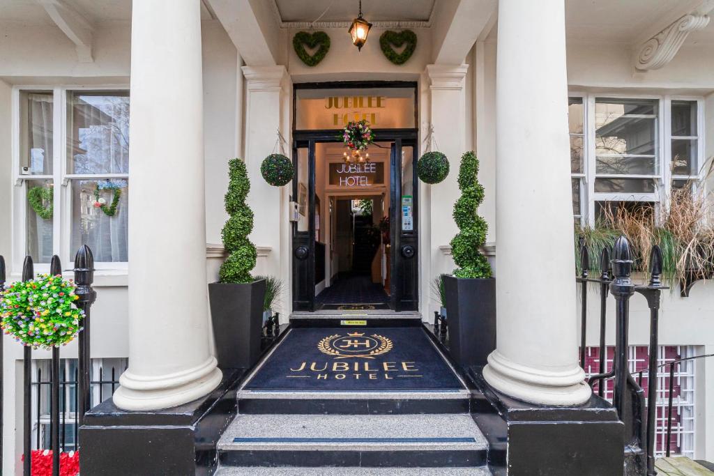 伦敦Jubilee Hotel Victoria的建筑物的前门,上面有标志