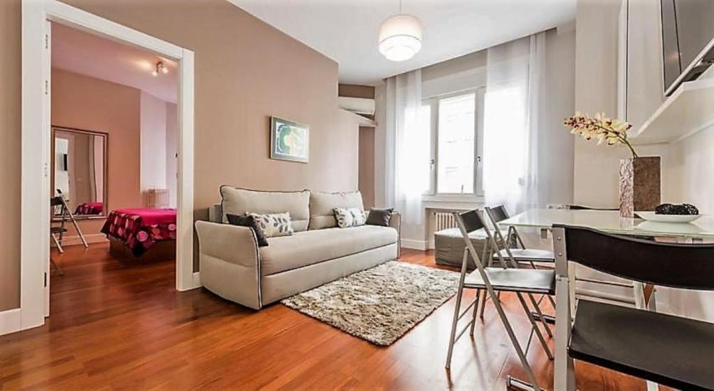 马德里Gran Vía 55 - Excellent Apartments的客厅配有沙发和桌子