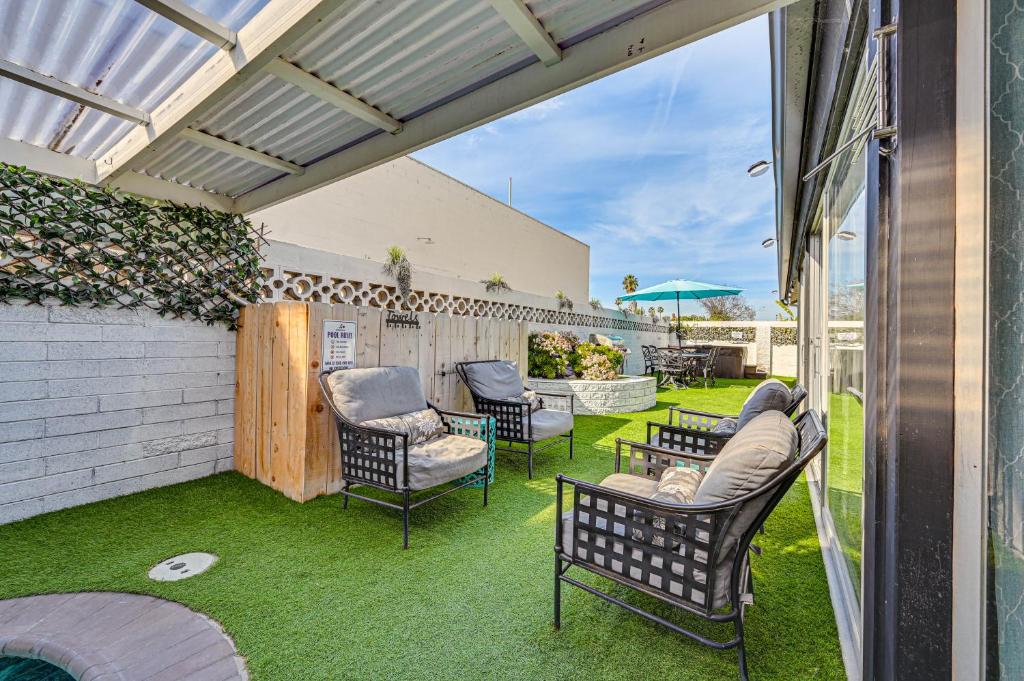 丘拉维斯塔Spacious Chula Vista Home with Heated Pool and Hot Tub的一个带桌椅的庭院和围栏