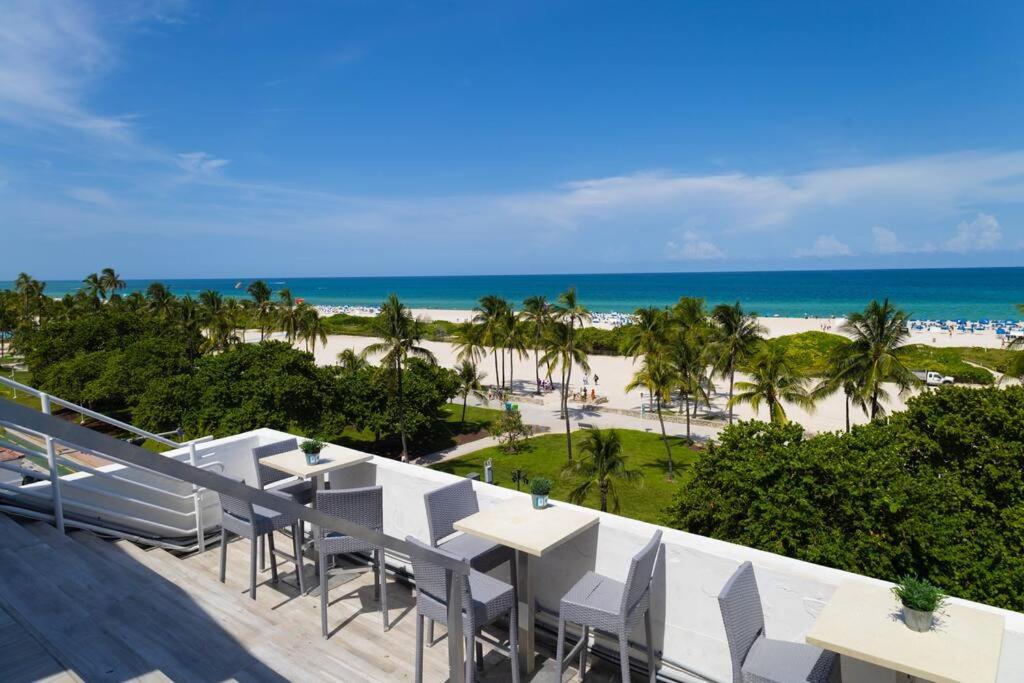迈阿密海滩1-Bed Apt with rooftop pool Ocean Dr by the Beach的从度假村的阳台上可欣赏到海滩景色