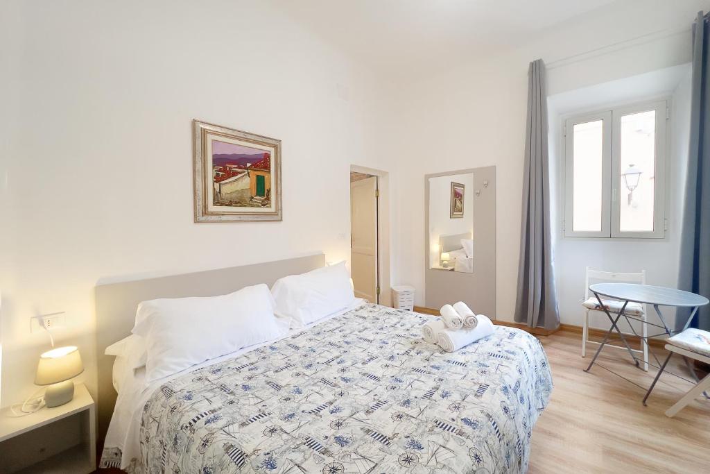 费拉约港Residenza Portoferraio的一间卧室配有一张大床和一张桌子