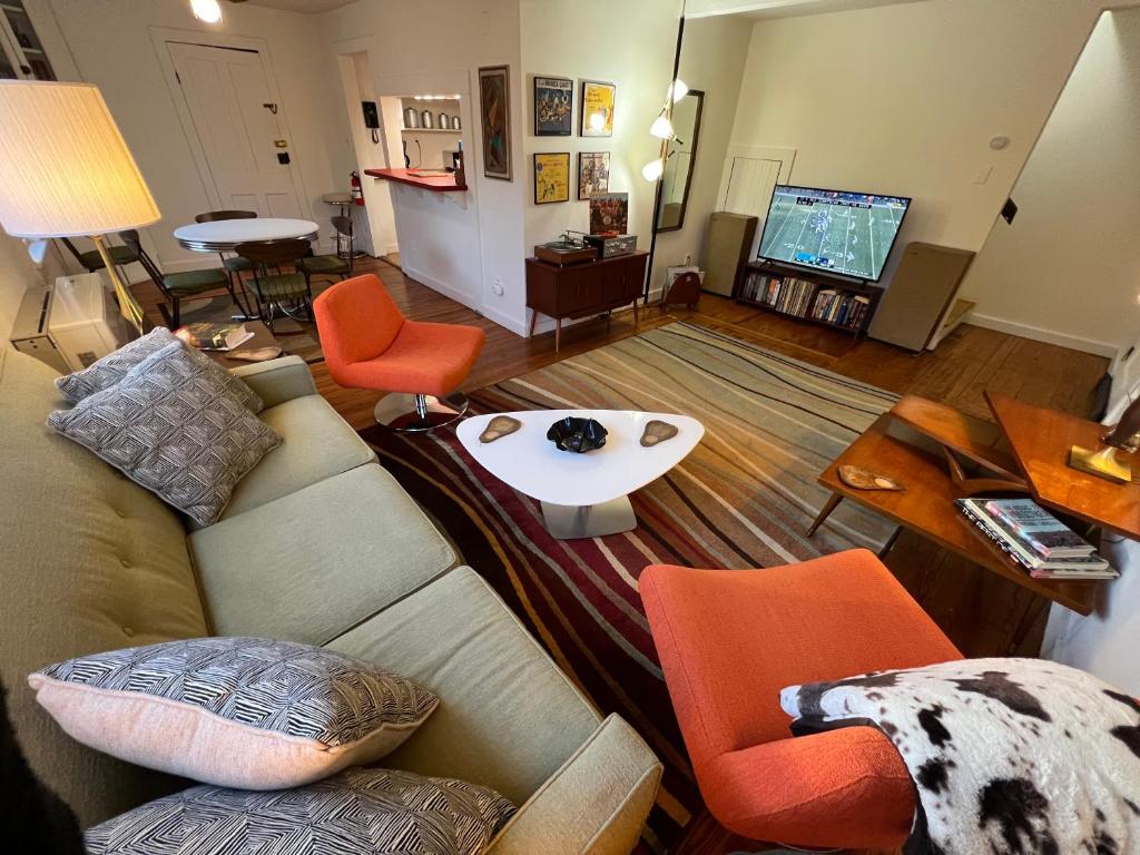腓尼基Heart of Phoenicia的客厅配有沙发、椅子和电视